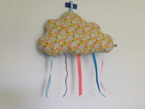Coussin nuage en tissu avec ruban, se pose ou bien se suspend afin de décorer votre intérieur