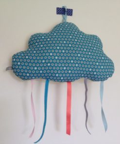 Coussin nuage bleu avec rubans cousu main à suspendre
