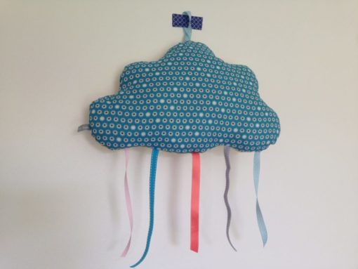 Coussin nuage bleu avec rubans cousu main à suspendre