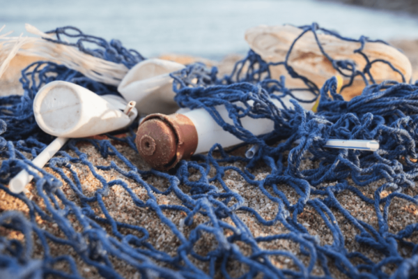 déchet sur plage avec filet