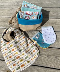 kit de naissance avec panier de rangement, lingettes nettoyantes, bavoir et gants pour bébé