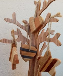 décoration en bois sur arbre en bois