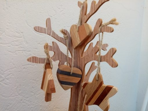 décoration en bois sur arbre en bois